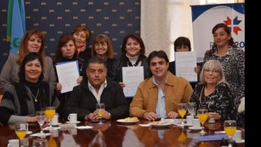Consejeros escolares, autoridades educativas y sindicales en el anuncio..