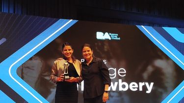 GALARDÓN. Daiana Ocampo recibiendo el Newbery de Plata en la Usina del Arte.