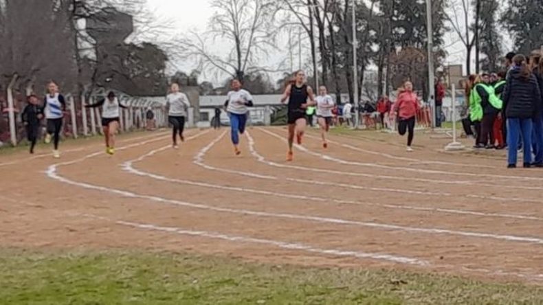 LARGADA. La partida de los atletas Sub 14 en la final de 80 metros..