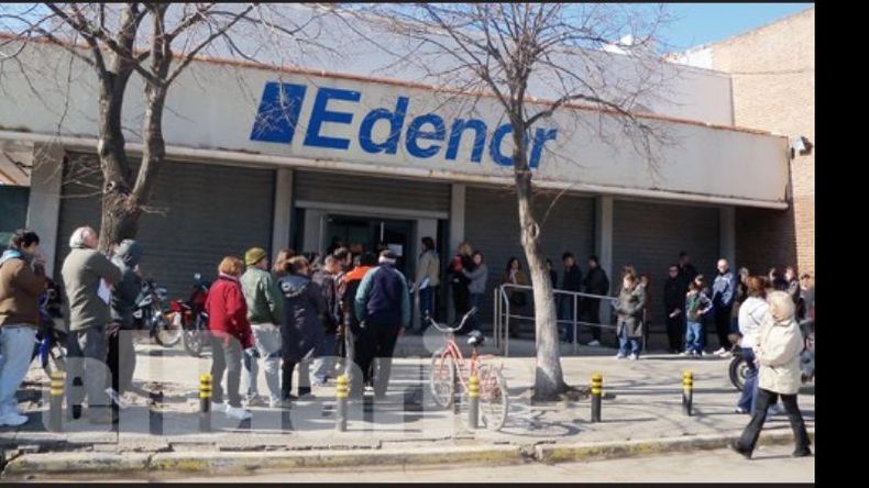 Además de los cortes los usuarios deben soportar largas colas frente a la empresa..