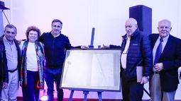 Daniel Castro, Sonia Lembeye, Aldo Beliera y Agustín Cappello junto a Federico Achával y la gigantografía del acta original de la creación de Pilar.