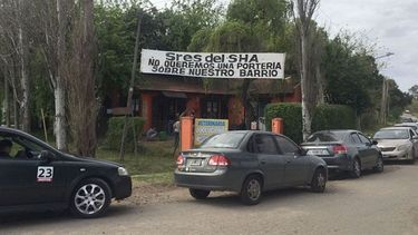 A través de este pasacalle, los vecinos dejamos en claro nuestro rechazo a que Hebraica construya una entrada al country perjudicando así el acceso a nuestro barrio. Jorge..