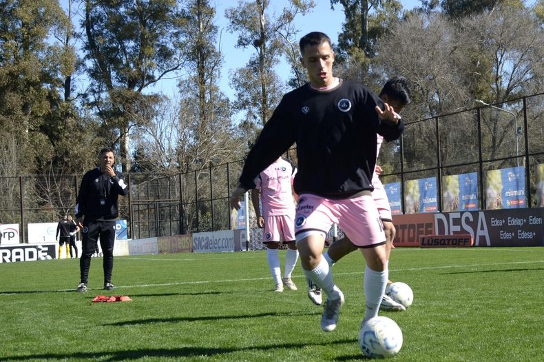 PELOTA. Joaquín César espera su oportunidad de estar en el once inicial.