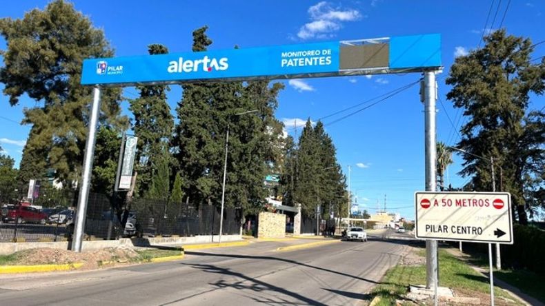 PÓRTICO EN CHAMPAGNAT. Uno de los 20 de esta segunda etapa. .
