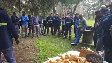 CERCA. Luego de la polémica Ducoté se muestra junto a los trabajadores..