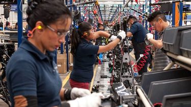 Las mujeres cobran en promedio un 38,6% menos que los hombres.