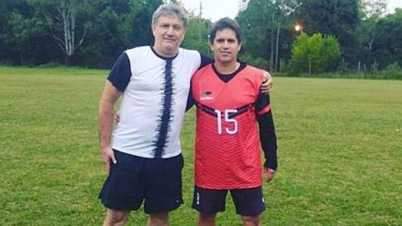 Sangre y pasión. No sólo comparten el apellido, también el amor por el fútbol. Los hermanos Marcelo y Carlos Galera, juntos donde son más felices: en un campo de juego. .