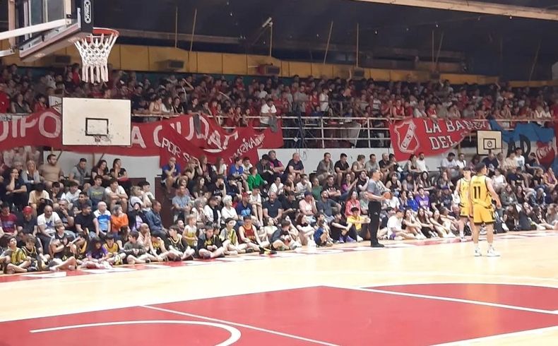 Sportivo Pilar y su hinchada en el gimnasio de Argentinos Juniors.