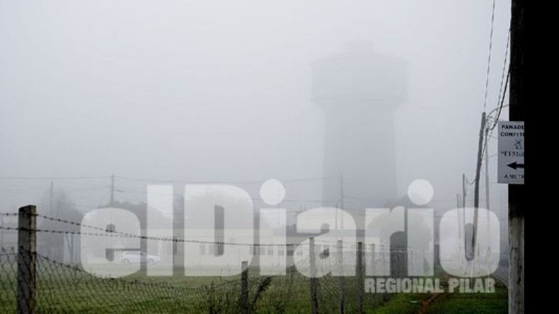 El tanque agua, una postal de la ciudad, oculto tras la niebla..