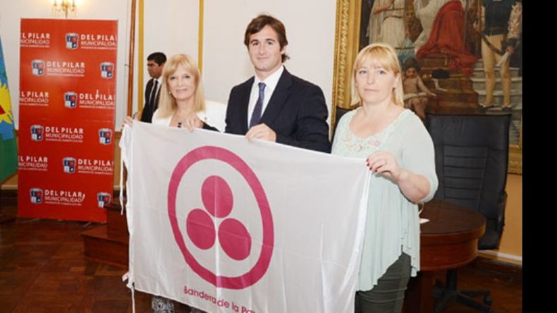 Federico de Achával recibe la Bandera de la Paz..