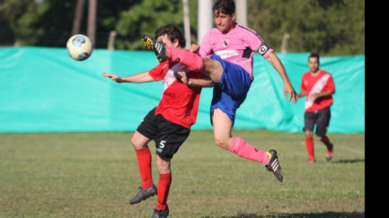 Claros despeja en el fondo de PU. El Tricolor amargó a Sportivo..