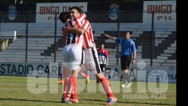 (Fredy Caballero). Abrazo de gol. Cobian abraza fuerte a Ortigoza que acaba de marcar el 2-0 para Atlético..