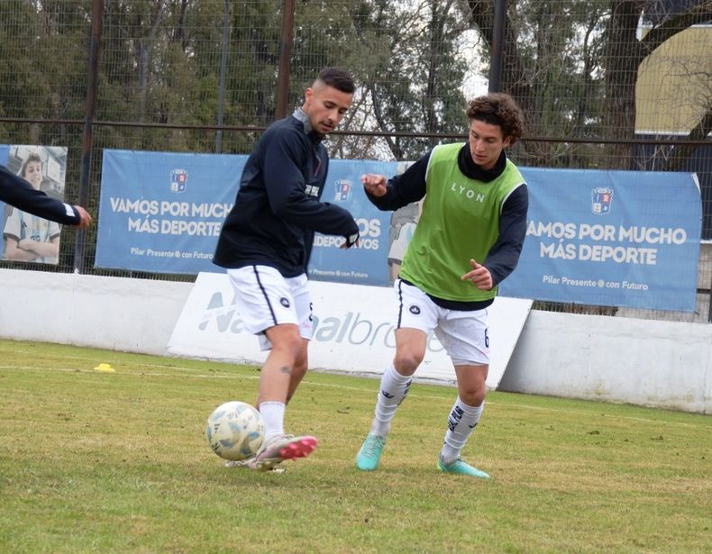 A JUGAR. Lucas Fantino cuida la pelota ante la presión de Gerónimo Govi.