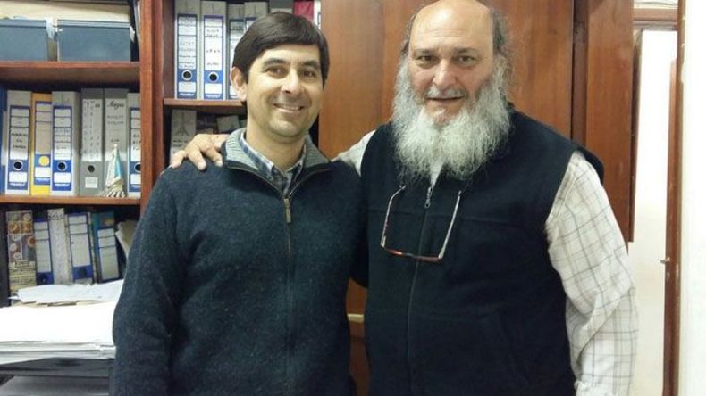 A DESCANSAR.. El querido docente Carlos Piana (der.), en sus últimos minutos como director de la Escuela Secundaria Nº8 de Pilar, antes de jubilarse. “Excelente profesional y un N°9 implacable!”, destacó en su cuenta de Twitter el consejero escolar Pablo Guzmán..