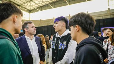 DIÁLOGO. Achával recorrió la muestra y charló con los estudiantes.