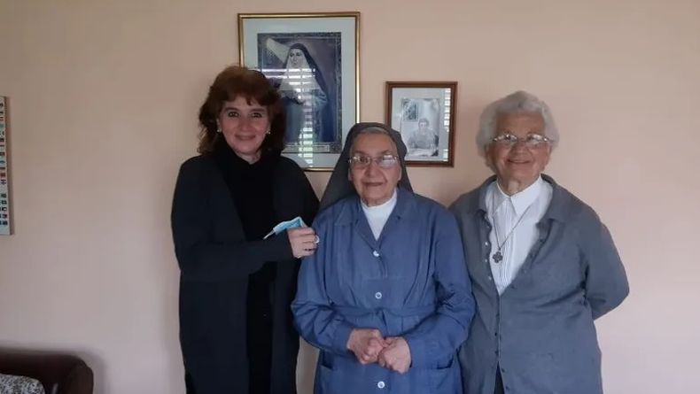 La Hermana Pilar (en el centro), junto a Alejandra Filotti&nbsp; -directora general- y la Hermana Licinia.