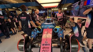 MEJORAR. Los mecánicos de Alpine trabajan en el box de Colapinto para acondicionar el auto de cara a la última final. MEJORAR. Los mecánicos de Alpine trabajan en el box de Colapinto para acondicionar el auto de cara a la última final.