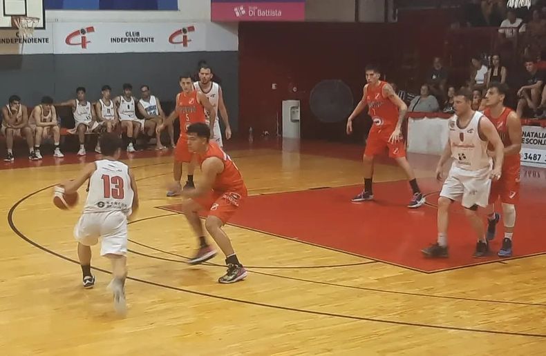 DEFENSA. Sportivo supo marcar la diferencia a partir del tercer cuarto ante Independiente.