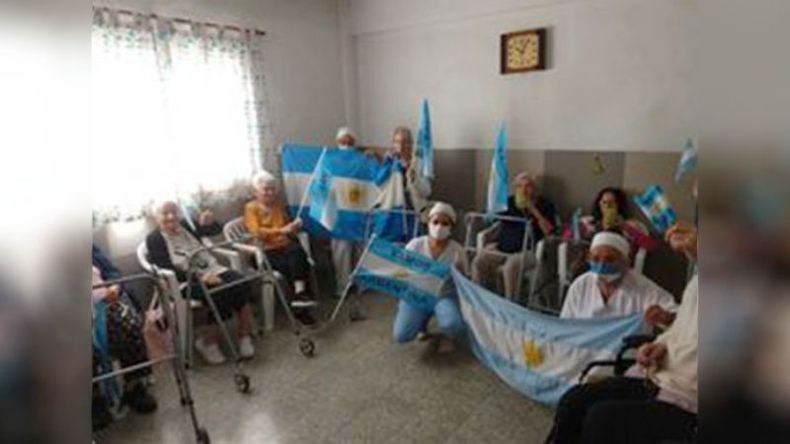 Estamos muy felices porque salimos campeones. Les mando unas fotos por si con mucho agradecimiento podrían publicar! Y sepan que en el Hogar Silvio Braschi de Pilar, hogar de ancianos, festejamos a lo grande! Gracias! Cintia..