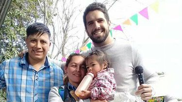 EN LOS BARRIOS. Tito junto a vecinos, en el festejo del Día del Niño. .