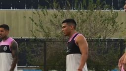DEFENSA. Enzo Franco durante el último entrenamiento de Real Pilar. DEFENSA. Enzo Franco durante el último entrenamiento de Real Pilar.