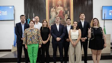 Los ocho nuevos concejales de Fuerza Patria junto al intendente Federico Achával.