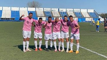 El festejo de los jugadores de Real Pilar, esta tarde, en la cancha de Midland.&nbsp;