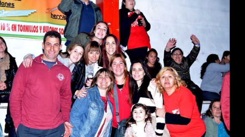 La platea femenina del Rojo posando para El Diario..