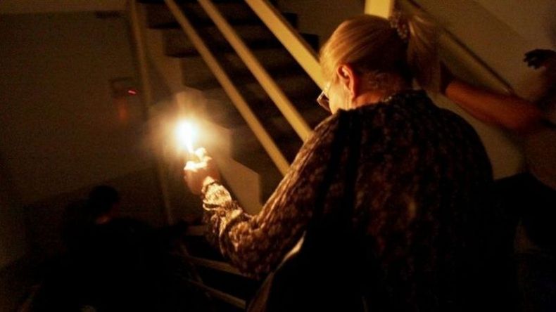 CON FRÍO Y A OSCURAS. La situación para cientos de vecinos de Pilar. .