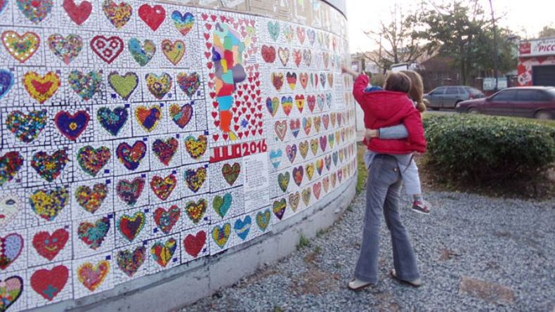MANOS A LA OBRA. Los vecinos, ayer, colocando los mosaicos..