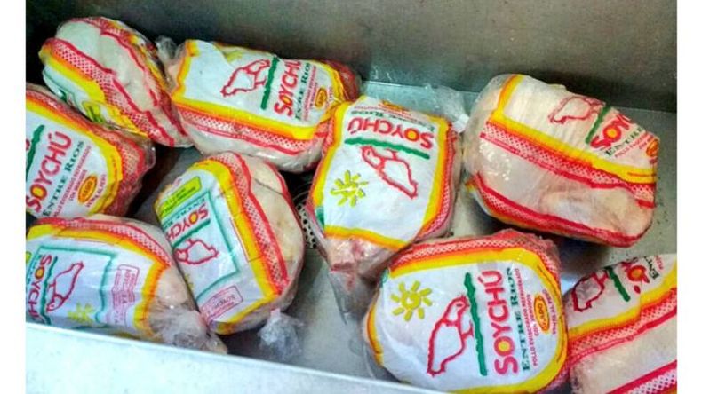 RENDIDORES. Los 9 pollos que la Provincia envió para que coman 520 chicos..