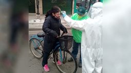 CONTROLES. Agentes municipales miden la temperatura a una vecina..