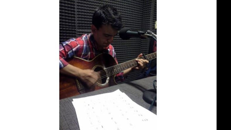 “CRUDO”. Es el nombre del disco solista de Juan Pablo Ferreyra. El guitarrista pasó por el programa Materia Prima, de FM Plaza 92.1 donde tocó algunos de los 9 temas que componen la placa..
