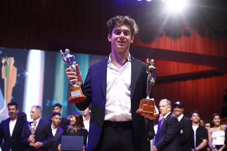 DORADO. Franco Colapinto posa con el Olimpia de Oro y de Plata, al imponerse en la terna de Automovilismo.