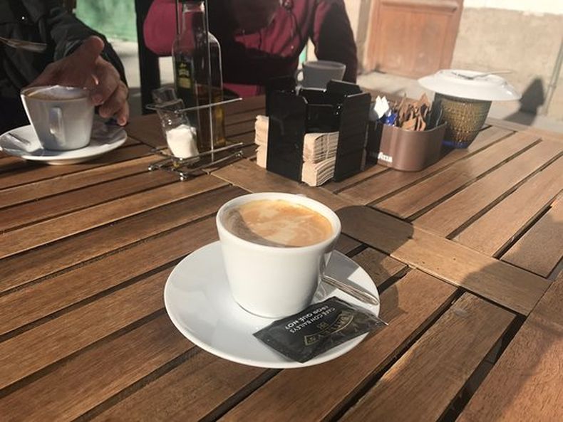 AFUERA. Tomar un café en un bar es uno de los “lujos” no aptos para clase media. &nbsp;