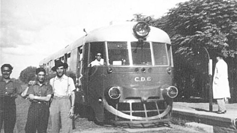 Año 1949. Coche motor Birmingham detenido en la estación Toro de Derqui. .
