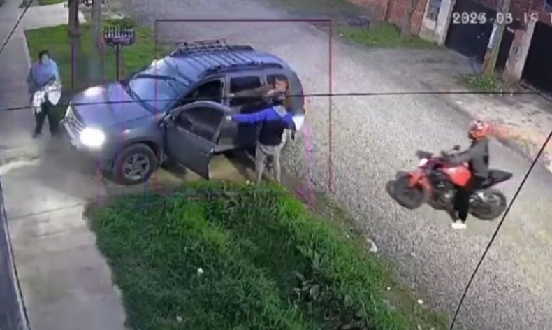 El matrimonio es abordado por los motochorros en Del Viso.