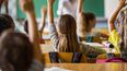 Alcanza a los niveles inicial, primario y secundario de escuelas con subvención estatal del 75% o más. El pago mensual no deberá superar los $54.396.