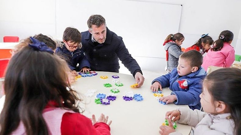 CON LOS CHICOS. Achával celebró la inauguración de las nuevas aulas..