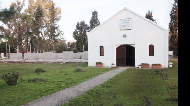 La capilla Nuestra Señora de Guadalupe; a su lado, la obra en construcción..