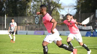 Luis Monge sale disparado festejando su gol. Rodrigo Hernández se le suma.&nbsp;