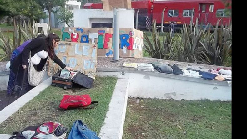 La circulación de libros, uno de los atractivos de la gratiferia..