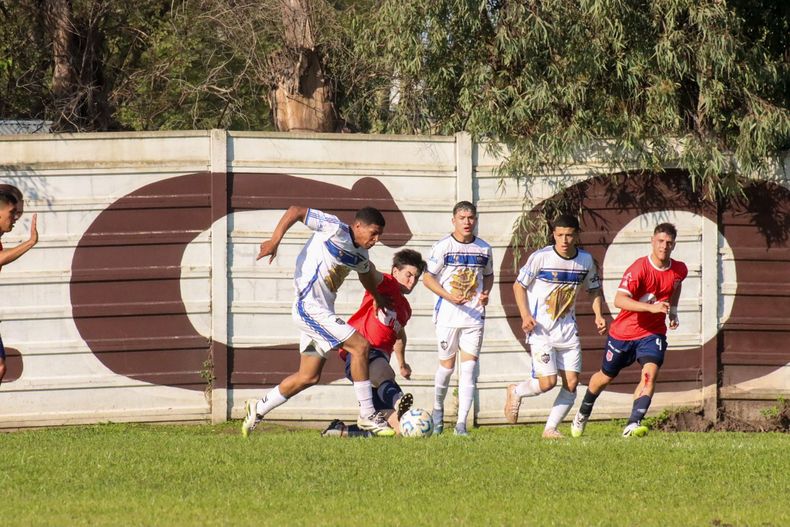 ATAQUE. De Robertis se lleva la pelota ante la mirada de Valenzuela y Robin.