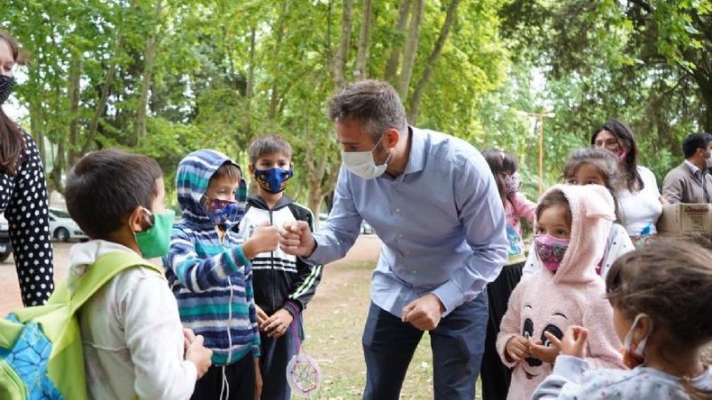 SALUDO. Les ofrecimos a los chicos actividades vinculadas con la escuela”, dijo Achával..