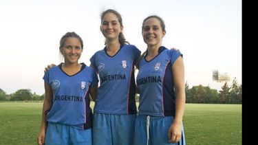 ABANDERADAS. Lollo, Castaiñeiras y Wilkinson entrenan en el colegio Bede’s..