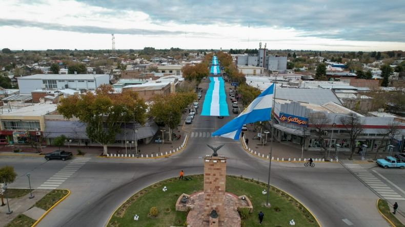Mendoza desplegó la bandera más grande del país. (alvearmendoza.gob.ar).