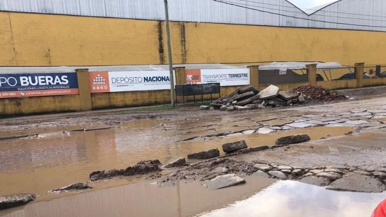 Así Gestiona @MunicipioPilar @FedericoAchaval. Esto es Av. Frondizi, esquina Gato y Mancha, a 50 metros se encuentran la Escuela Nº 19, la secundaria Nº 17 y el Jardín 912 .#Km61 #AlmiranteIrizar #CaidosDelMapa. Así estamos! Germán_Torres / @German_TorresOk..