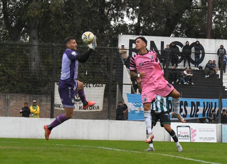 Federico Martínez anticipa de cabeza al arquero Nicolás Rodríguez y se perdió el gol del empate en la última del partido.