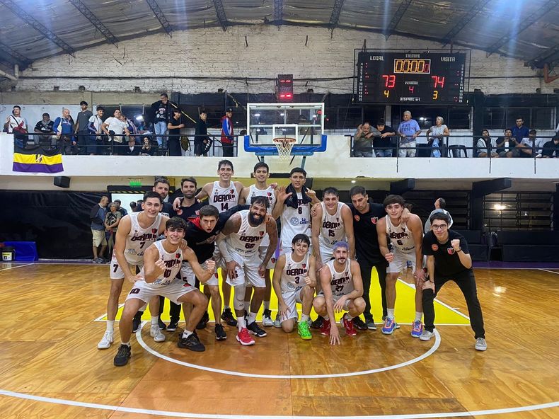 VICTORIA. El plantel de Derqui que festejó en San Antonio de Padua.