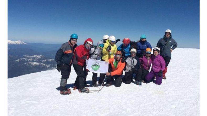 CUMBRE. Los integrantes del Go Team en la cima del volcán..